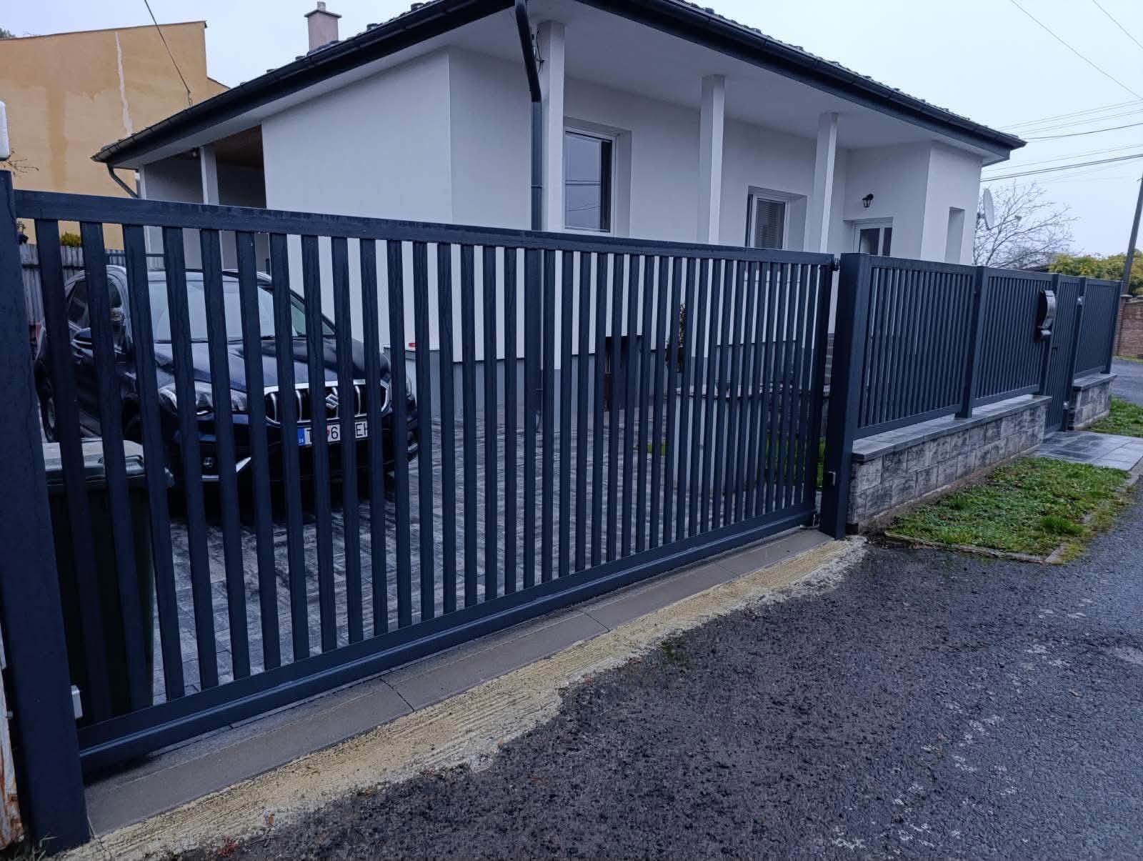 Oceľové schodiskové zábradlie s nerezovými výplňami