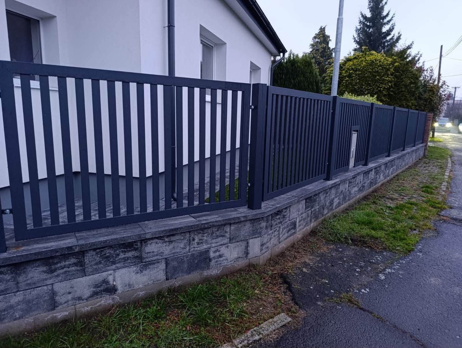 Oceľové zábradlie na balkóne bytového domu