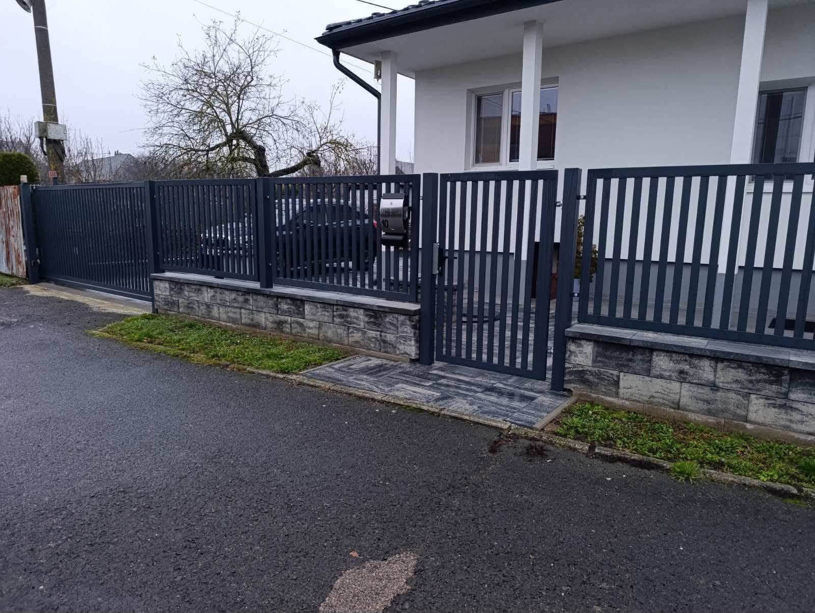 Posuvná brána z profilov s antracitovým lakovým povrchom