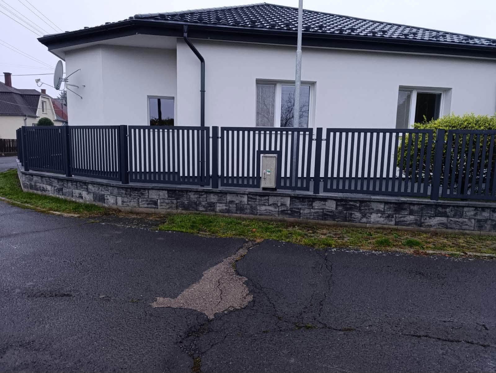 Posuvná brána z antracitových profilov, Košice