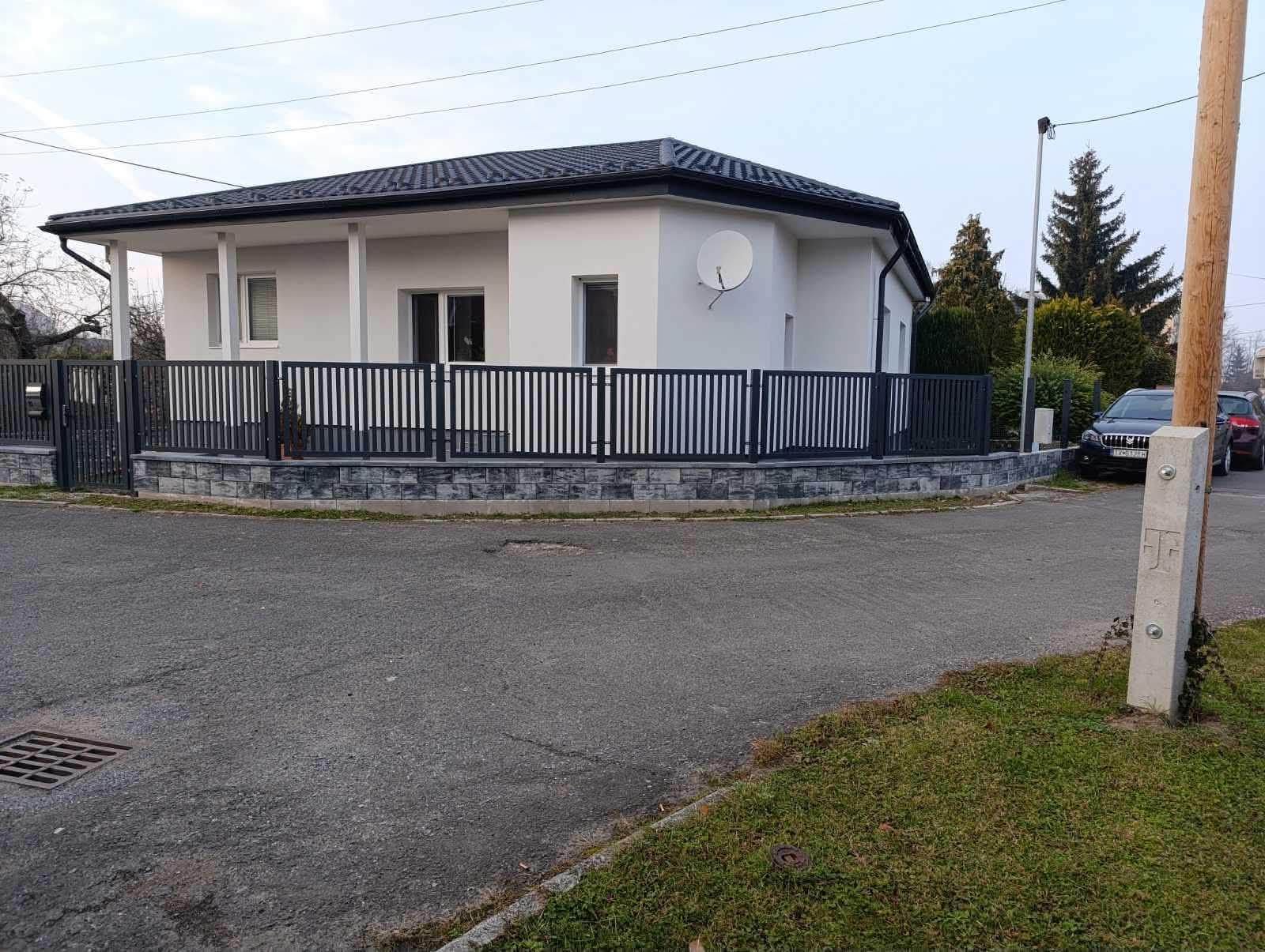 Prístrešok na auto z vlnitého plechu a oceľovej konštrukcie